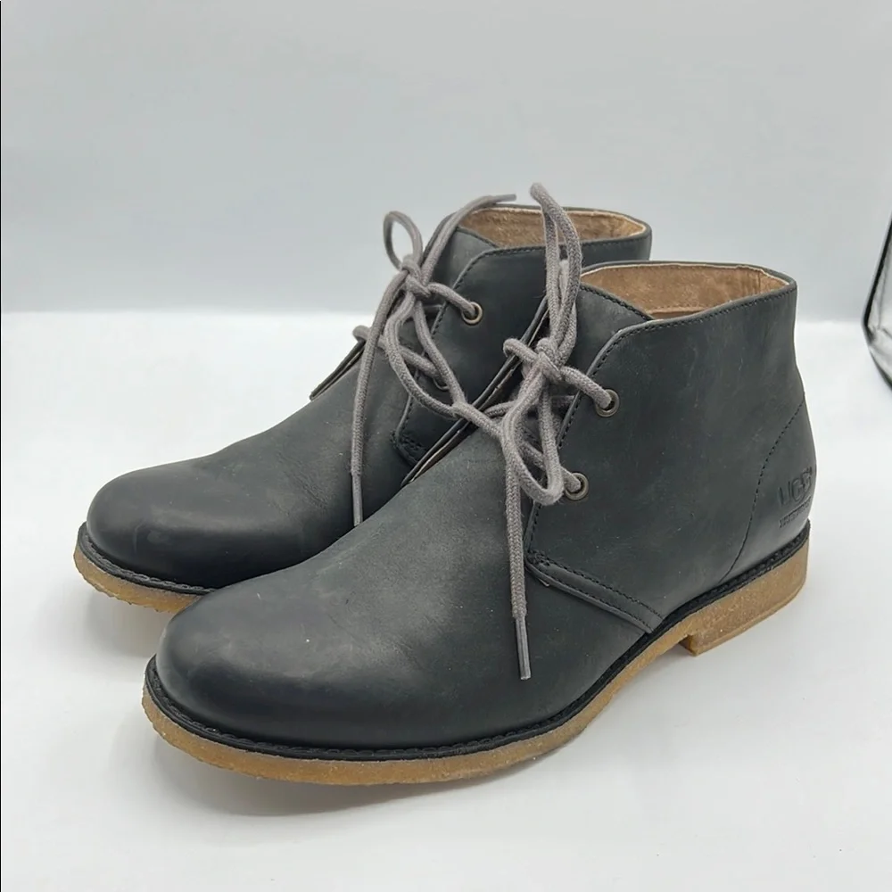 UGG‎ Sz 8 Leighton Black Tan Chukka Boots Minimalist Design